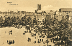 2653 Gezicht op de noordoostzijde van het Vredenburg te Utrecht tijdens de paardenmarkt; op de achtergrond de toren van ...